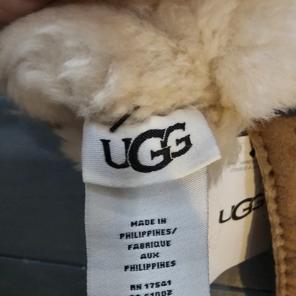 UGG Australia Women perforated Genuine Shearling Handmade Chestnut Gloves Small